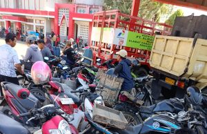 Antrean Panjang Pengisian BBM di SPBU Tanetea Picu Kemacetan Parah