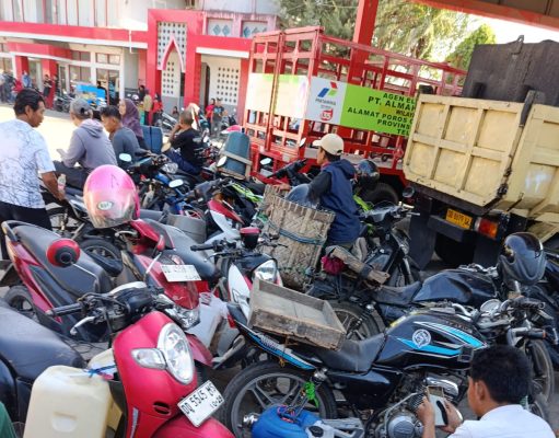 Antrean Panjang Pengisian BBM di SPBU Tanetea Picu Kemacetan Parah